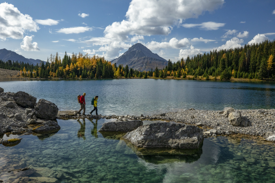 Couple hiking in Chester Lake in Kananaskis Country