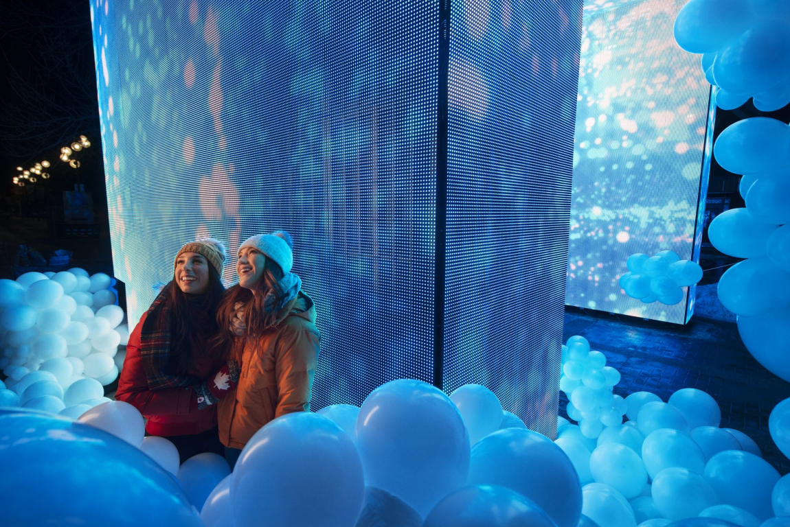 Two friends enjoy the Andap chinook arch with balloon installation at Chinook Blast 2021