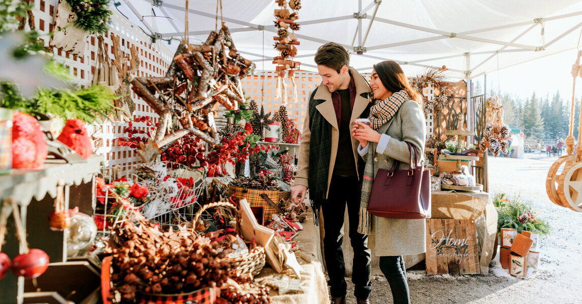 https://cdn.visitcalgary.com/containers/media/festivals_events/christmas-markets/festivals-events_christmas-markets_couple-millarville-christmas-market.jpg/8da9125fb168732266645082320db069/festivals-events_christmas-markets_couple-millarville-christmas-market.jpg