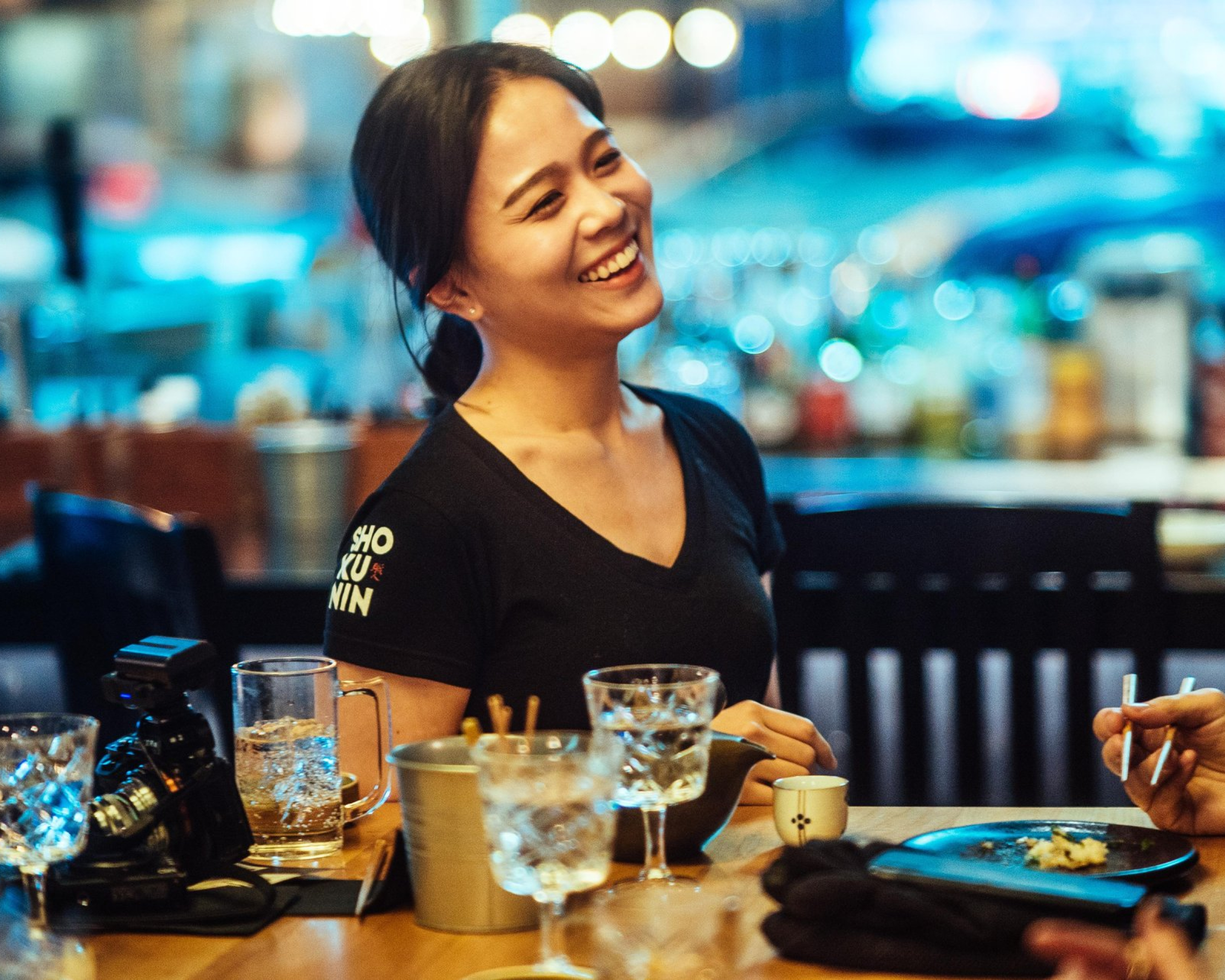 Server and diners at Shokunin