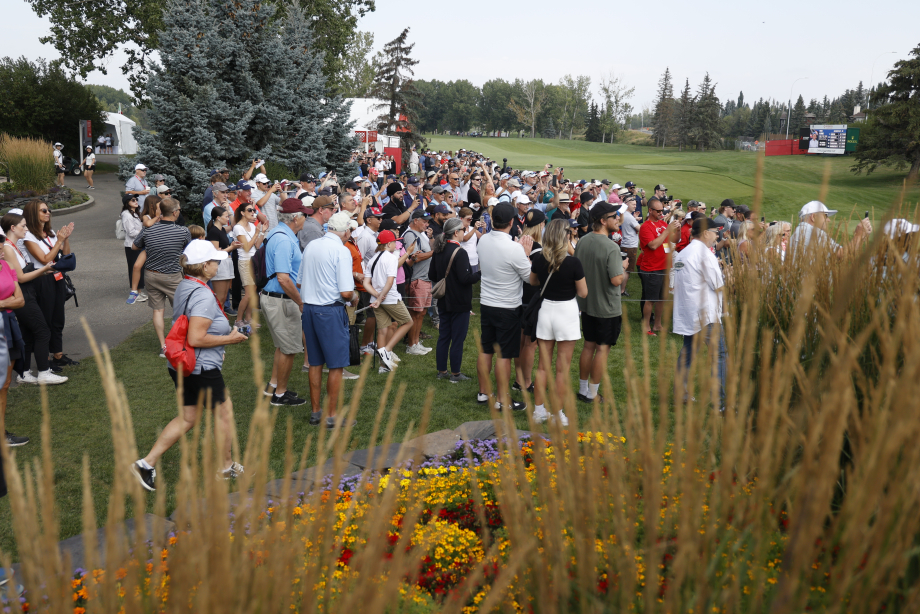 crowd of spectators for shaw charity classic
